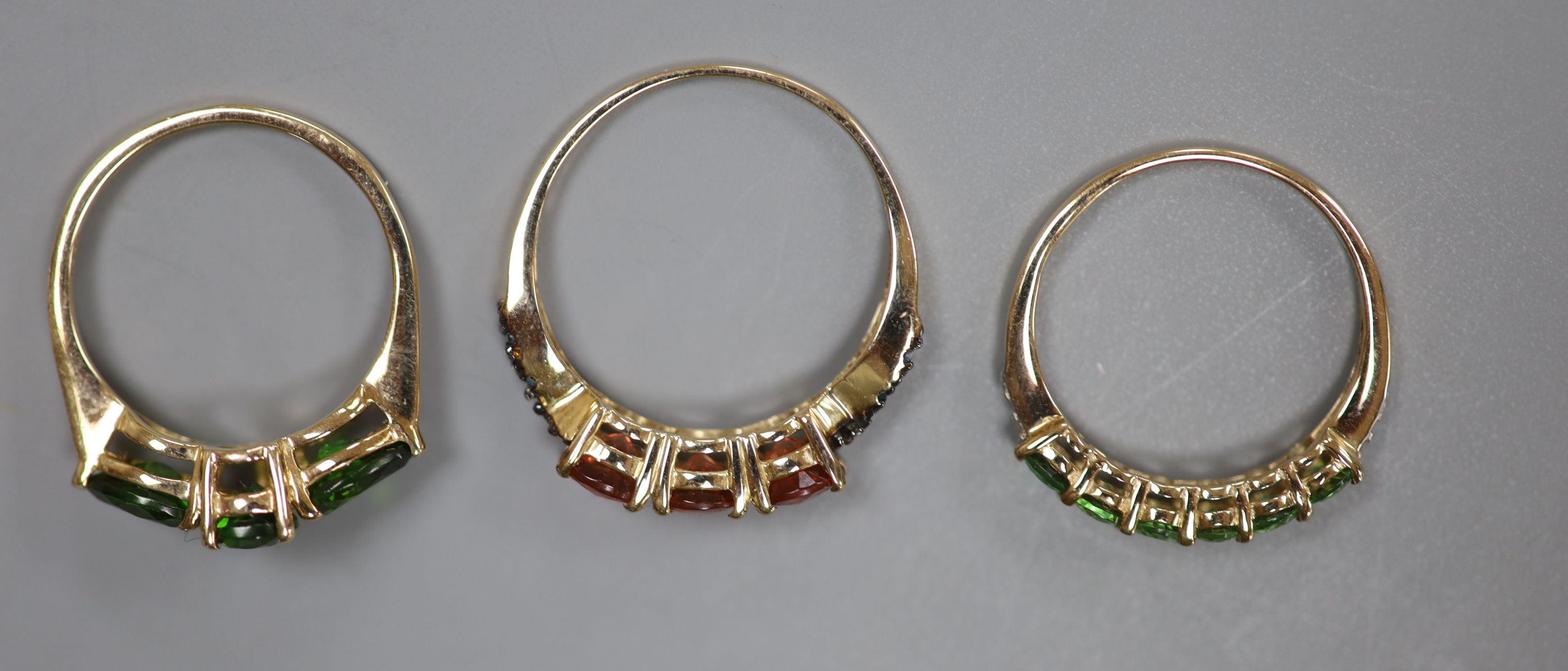 Five assorted modern 9ct gold and gem set dress rings and a similar 9k ring